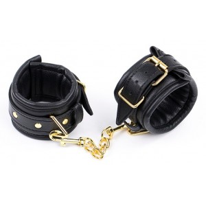 Черные поножи с золотистой цепочкой (иной угол)