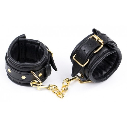 Черные поножи с золотистой цепочкой