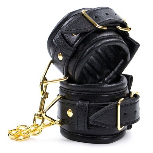 Черные поножи с золотистой цепочкой