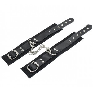 Мягкие черные поножи на цепочке с карабином (иной угол)