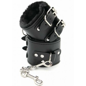 Широкие черные наручники с карабином и двойными застежками (иной угол)