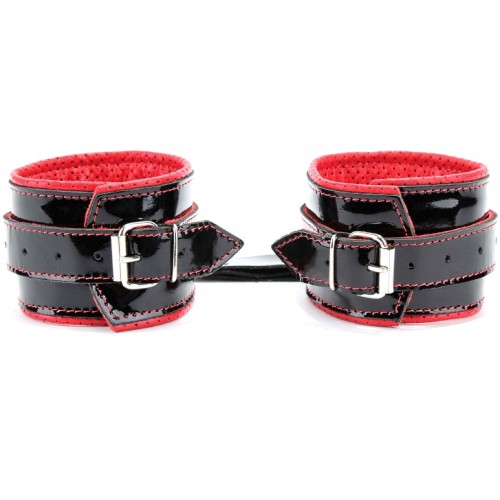 Наручники из черной лакированной кожи с красными подкладками