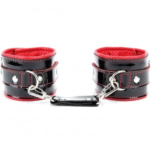 Наручники из черной кожи лак с красными подкладками (иной угол)