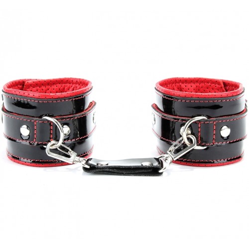 Наручники из черной лакированной кожи с красными подкладками