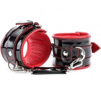 Наручники из черной лакированной кожи с красными подкладками