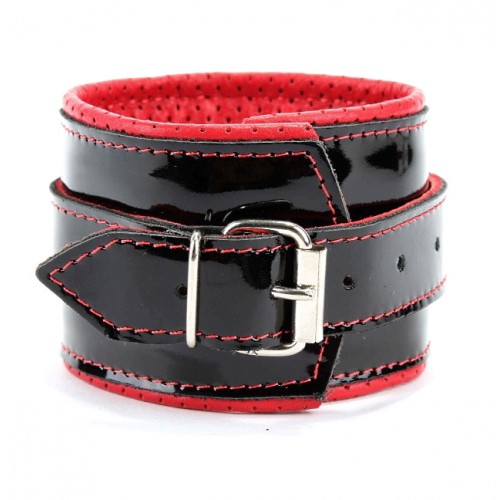 Наручники из черной лакированной кожи с красными подкладками