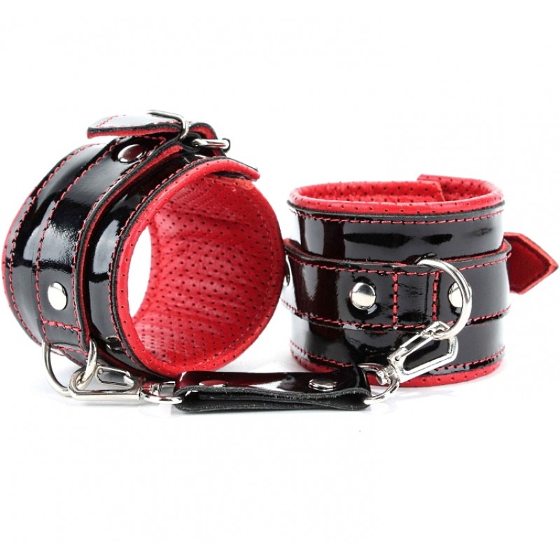 Наручники из черной лакированной кожи с красными подкладками