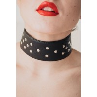 Широкий кожаный чокер с заклепками