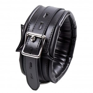 Мягкий ошейник с поводком на мелкой цепочке (иной угол)