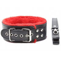 Чёрный ошейник с красным искусственным мехом и поводком