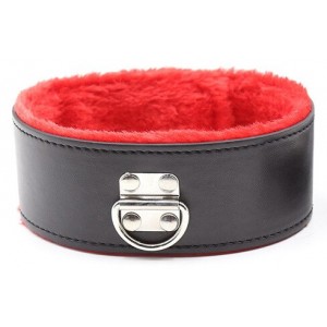 Чёрный ошейник с красным искусственным мехом и поводком (иной угол)