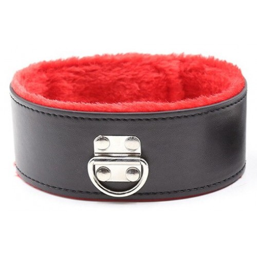 Чёрный ошейник с красным искусственным мехом и поводком