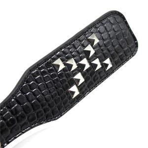 Пэдл-шлепалка черный с серебряными заклепками (иной угол)