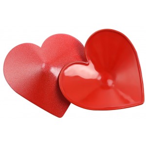 Пэстисы в форме сердца красного цвета (иной угол)