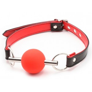 Красный кляп-шар из медицинского силикона Красный кляп-шар из медицинского силикона (иной угол)