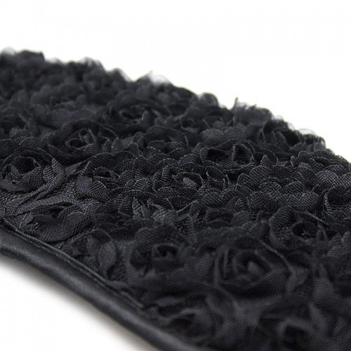 Маска на лентах с закрытыми глазами