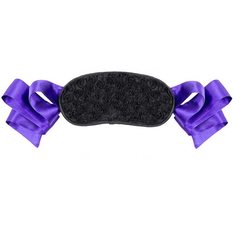 Маска на лентах с закрытыми глазами