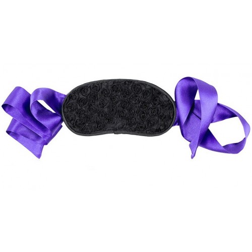 Маска на лентах с закрытыми глазами