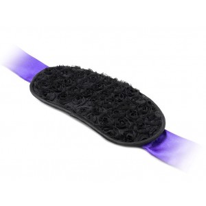 Маска на лентах с закрытыми глазами (иной угол)