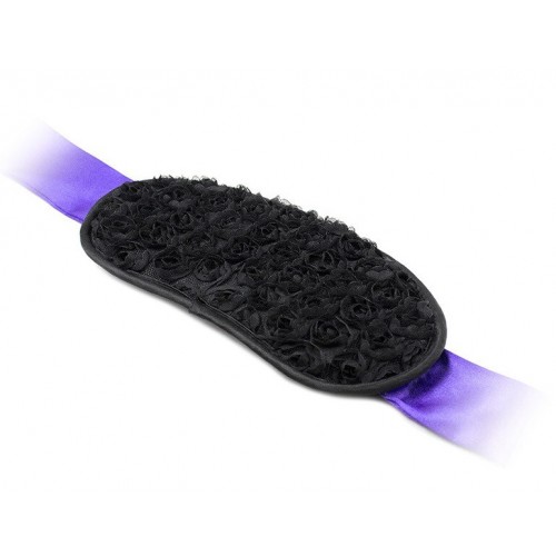 Маска на лентах с закрытыми глазами