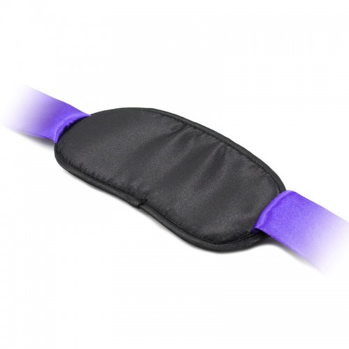 Маска на лентах с закрытыми глазами