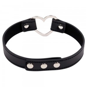 Ошейник на заклепках с сердечком (иной угол)