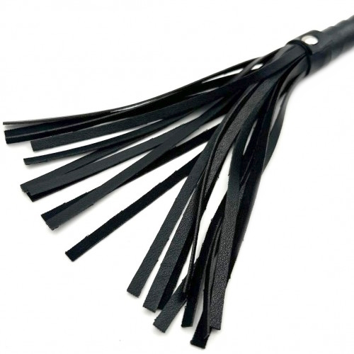 Маленькая чёрная плеть с кольцом на рукоятке