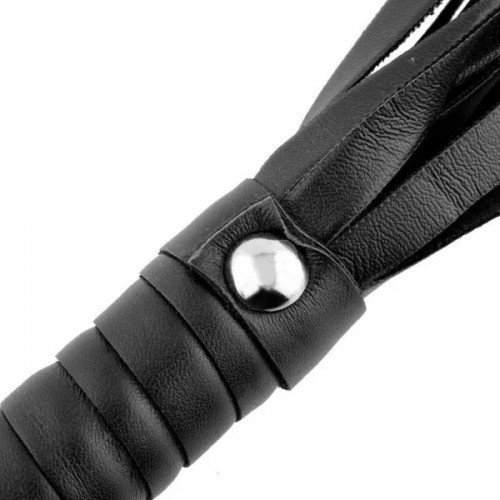 Маленькая чёрная плеть с кольцом на рукоятке