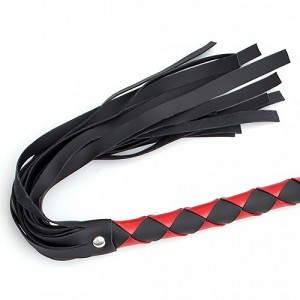 Кнут с твёрдой ручкой красно-чёрного цвета (иной угол)