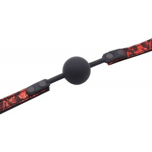 Силиконовый кляп 4 см на черно-красном ажурном ремне (иной угол)