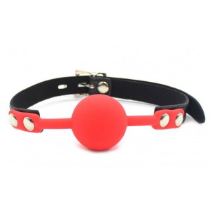 Силиконовый красный кляп-шарик с замочком на ремне (иной угол)