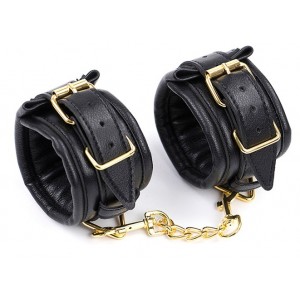 Черные наручники с золотистой цепочкой (иной угол)