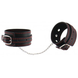 Узкие наручники черного цвета с красной нитью (иной угол)