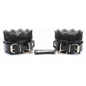 Оригинальные наручники из лаковой кожи с черным кружевом (иной угол)