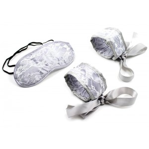 Белый кружевной набор БДСМ маска и наручники (иной угол)