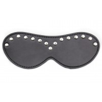 Закрытая чёрная маска на резинке декорированная заклёпками