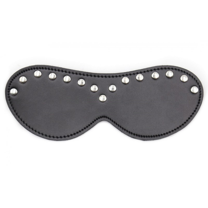 Закрытая чёрная маска на резинке декорированная заклёпками
