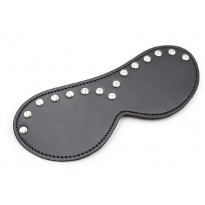 Закрытая чёрная маска на резинке декорированная заклёпками (иной угол)