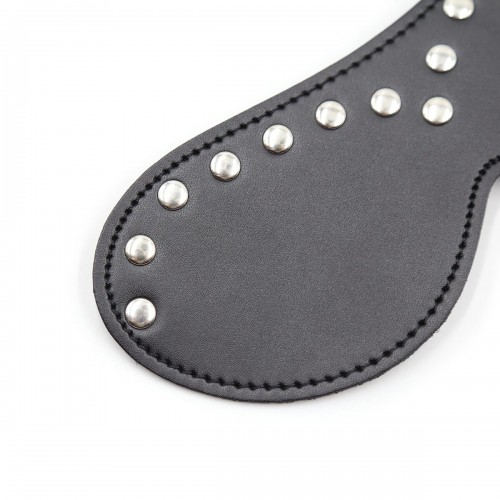 Закрытая чёрная маска на резинке декорированная заклёпками