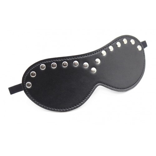 Закрытая чёрная маска на резинке декорированная заклёпками