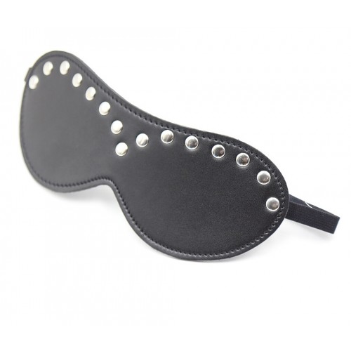 Закрытая чёрная маска на резинке декорированная заклёпками