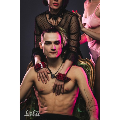 Красные лаковые наручники Party Hard Bizzare на металлической цепи