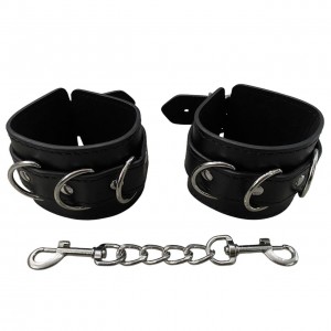 Классические черные наручники  (иной угол)