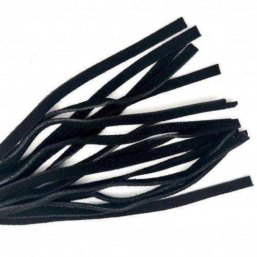 Компактная черная замшевая плеть 