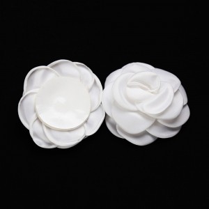 Белые пэстисы в виде роз (иной угол)