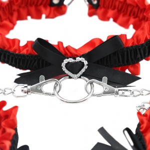 Атласный БДСМ набор красно-чёрного цвета  (иной угол)