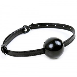 Черный кляп-шар из силикона на тоненьком ремне Черный кляп-шар из силикона на тоненьком ремне (иной угол)