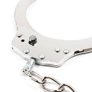Железные наручники на длинной сцепке (иной угол)