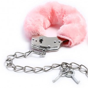 Металлические кандалы с розовым мехом (иной угол)