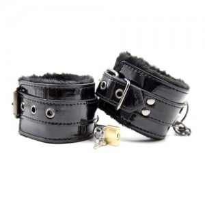Лакированные черные наручники с мехом (иной угол)